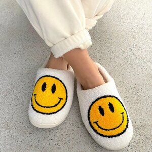 Women’s Smiley Face Fuzzy Slippers Plush Warm Non Slip House Shoes Sz M (7-8)